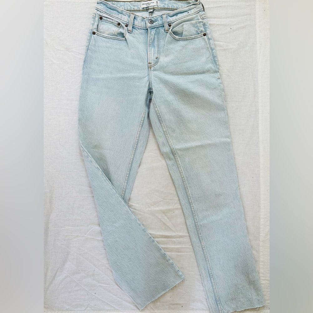 Abercrombie & Fitch Curve Love 90’s Mid-Rise Straight Leg Jeans